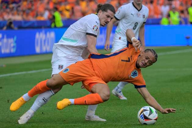 GER, Berlin, Football, Austria vs Netherlands, Group D, Group stage, UEFA EURO 2024, SP, Olympia Stadion Berlin, v l Xavi Simons NED , Marcel Sabitzer Austria , duel, action, fight, fights for the ball, 25 06 2024, Copyright: HMBxMedia UwexKoch