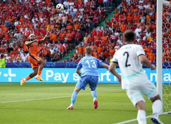 25 06 2024, xtgx, European Football Championship 2024, Netherlands Austria emspor, v l Memphis Depay Netherlands , Patrick Pentz Austria , Maximilian Wöber Austria DFL DFB REGULATIONS PROHIBIT ANY USE OF PHOTOGRAPHS as IMAGE SEQUENCES and or QUASI VIDEO Berlin