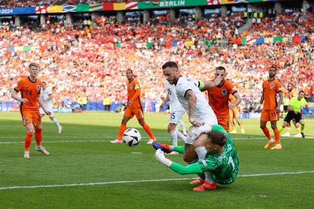 BERLIN, Olympia Stadium , 25-06-2024 , European Football Championship Euro2024, Group stage match no.31 between Netherlands and Austria, Austria player Marko Arnautovic, Netherlands goalkeeper Bart Verbruggen Netherlands - Austria (Euro2024)  x25596312x Copyright: