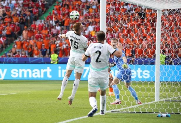 25 06 2024, xtgx, European Football Championship 2024, Netherlands Austria emspor, v l Philipp Lienhart Oesterreich , saves, Patrick Pentz Oesterreich , Maximilian Wöber Oesterreich DFL DFB REGULATIONS PROHIBIT ANY USE OF PHOTOGRAPHS as IMAGE SEQUENCES and or QUASI VIDEO Berlin