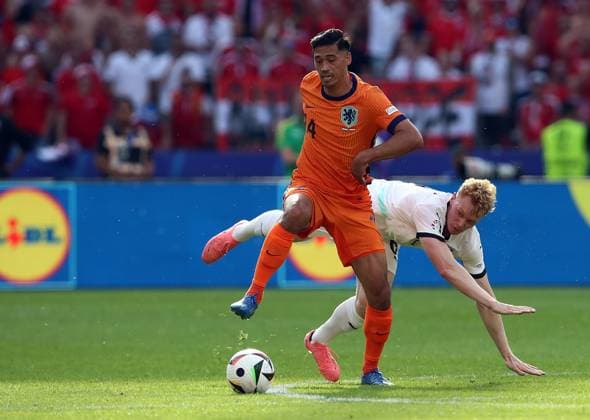 25 06 2024, xtgx, European Football Championship 2024, Netherlands Austria emspor, v l Tijjani Reijnders Netherlands , Nicolas Seiwald Austria DFL DFB REGULATIONS PROHIBIT ANY USE OF PHOTOGRAPHS as IMAGE SEQUENCES and or QUASI VIDEO Berlin