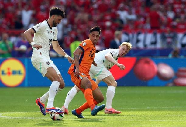 25 06 2024, xtgx, European Football Championship 2024, Netherlands Austria emspor, v l Florian Grillitsch Austria , Tijjani Reijnders Netherlands , Nicolas Seiwald Austria DFL DFB REGULATIONS PROHIBIT ANY USE OF PHOTOGRAPHS as IMAGE SEQUENCES and or QUASI VIDEO Berlin