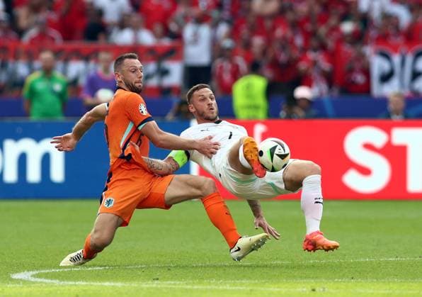25 06 2024, xtgx, European Football Championship 2024, Netherlands Austria emspor, v l Stefan de Vrij Netherlands , Marko Arnautovic Austria DFL DFB REGULATIONS PROHIBIT ANY USE OF PHOTOGRAPHS as IMAGE SEQUENCES and or QUASI VIDEO Berlin