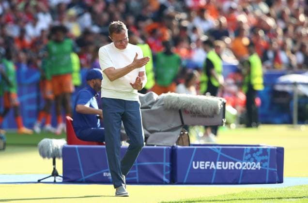 25 06 2024, xtgx, Football EM 2024, Netherlands Austria emspor, v l Coach Ralf Rangnick Austria gives instructions, gesticulates, gesticulate with arms gives instructions, gesticulate DFL DFB REGULATIONS PROHIBIT ANY USE OF PHOTOGRAPHS as IMAGE SEQUENCES and or QUASI VIDEO Berlin