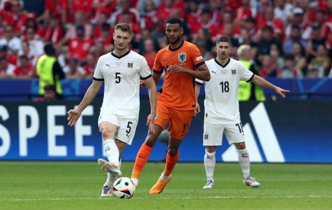 25 06 2024, xtgx, European Football Championship 2024, Netherlands Austria emspor, v l Stefan Posch Austria , Cody Gakpo Netherlands , Romano Schmid Austria DFL DFB REGULATIONS PROHIBIT ANY USE OF PHOTOGRAPHS as IMAGE SEQUENCES and or QUASI VIDEO Berlin