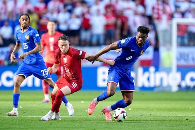 Dortmund, Germany, June 25th 2024: Piotr Zielinski (10 Poland) and Aurelien Tchouameni (8 France) battle for the ball (duel) during the UEFA EURO, EM, Europameisterschaft,Fussball 2024 Germany Group C match between France and Poland at BVB Stadion Dortmund in Dortmund, Germany. (Daniela Porcelli SPP)  Copyright: xDanielaxPorcellix xSPPx spp-en-DaPoSp-20240625-_DP11636