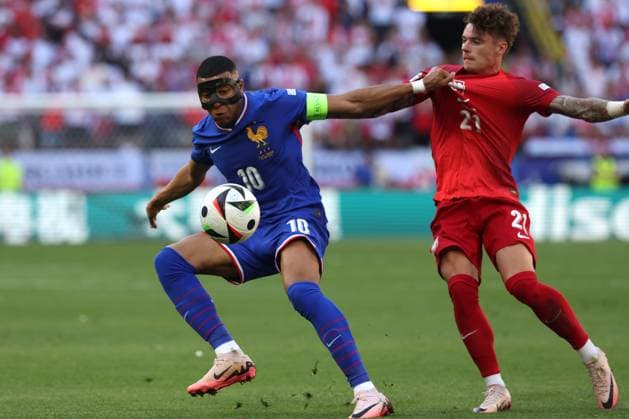 UEFA EURO, EM, Europameisterschaft,Fussball 2024: France vs Poland at BVB Stadion Dortmund. Matchday 3 Dortmund , Germany 25.06.2024: Kylian MbappÃ of France, Nicola Zalewski of Poland during the UEFA EURO 2024 Matchday 3, group stage D football match between France vs Poland at BVB Stadion Dortmund. Dortmund BVB Stadion Dortmund Germany Germany Copyright: xmarcoxiacobucci