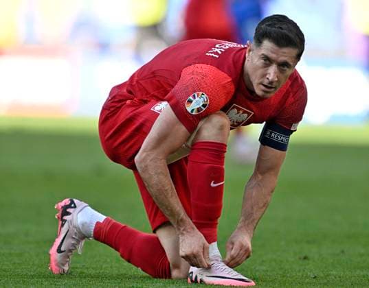 25 06 2024, Football UEFA EURO 2024, Preliminary round, Matchday 3, France Poland, at the BVB Stadium in Dortmund, Robert Lewandowski Poland ties his shoes