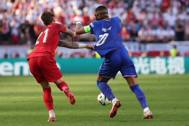 UEFA EURO, EM, Europameisterschaft,Fussball 2024: France vs Poland at BVB Stadion Dortmund. Matchday 3 Dortmund , Germany 25.06.2024: Kylian MbappÃ of France, Nicola Zalewski of Poland during the UEFA EURO 2024 Matchday 3, group stage D football match between France vs Poland at BVB Stadion Dortmund. Dortmund BVB Stadion Dortmund Germany Germany Copyright: xmarcoxiacobucci