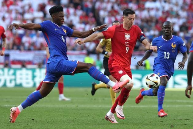 UEFA EURO, EM, Europameisterschaft,Fussball 2024: France vs Poland at BVB Stadion Dortmund. Matchday 3 Dortmund , Germany 25.06.2024: AurÃ lien Tchouameni of France, Robert Lewandowski of Poland during the UEFA EURO 2024 Matchday 3, group stage D football match between France vs Poland at BVB Stadion Dortmund. Dortmund BVB Stadion Dortmund Germany Germany Copyright: xmarcoxiacobucci