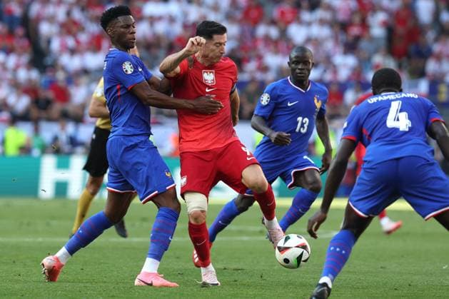UEFA EURO, EM, Europameisterschaft,Fussball 2024: France vs Poland at BVB Stadion Dortmund. Matchday 3 Dortmund , Germany 25.06.2024: AurÃ lien Tchouameni of France, Robert Lewandowski of Poland during the UEFA EURO 2024 Matchday 3, group stage D football match between France vs Poland at BVB Stadion Dortmund. Dortmund BVB Stadion Dortmund Germany Germany Copyright: xmarcoxiacobucci