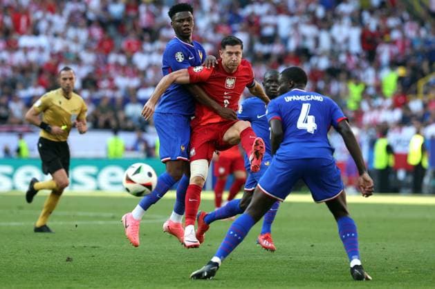 UEFA EURO, EM, Europameisterschaft,Fussball 2024: France vs Poland at BVB Stadion Dortmund. Matchday 3 Dortmund , Germany 25.06.2024: AurÃ lien Tchouameni of France, Robert Lewandowski of Poland during the UEFA EURO 2024 Matchday 3, group stage D football match between France vs Poland at BVB Stadion Dortmund. Dortmund BVB Stadion Dortmund Germany Germany Copyright: xmarcoxiacobucci
