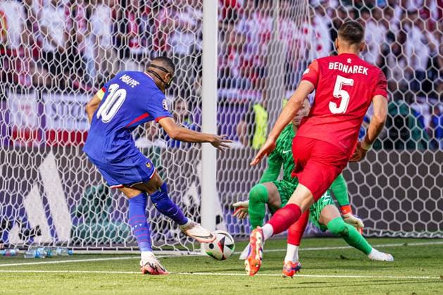 2024-06-25 France v Poland - Group D - UEFA EURO, EM, Europameisterschaft,Fussball 2024 DORTMUND, GERMANY - JUNE 25: Kylian Mbappe of France with mask shoots to score during the Group D - UEFA EURO 2024 match between France and Poland at BVB Stadion Dortmund on June 25, 2024 in Dortmund, Germany. (Photo by Joris Verwijst BSR Agency) Dortmund Germany Content not available for redistribution in The Netherlands directly or indirectly through any third parties. Copyright: xBSRxAgencyx