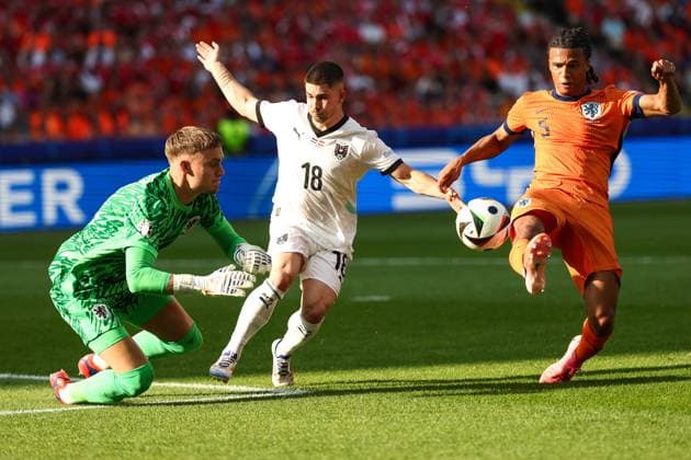 SOCCER - UEFA EURO, EM, Europameisterschaft,Fussball 2024 BERLIN,GERMANY,25.JUN.24 - UEFA EURO 2024, group stage, Austria vs Netherlands. Image shows Bart Verbruggen (NED), Romano Schmid (AUT) and Nathan Ake (NED).  GEPAxpictures xArminxRauthner