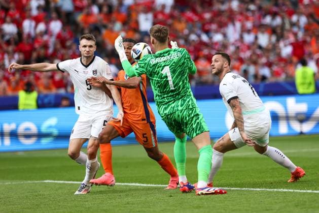 SOCCER - UEFA EURO, EM, Europameisterschaft,Fussball 2024 BERLIN,GERMANY,25.JUN.24 - UEFA EURO 2024, group stage, Austria vs Netherlands. Image shows Stefan Posch (AUT), Nathan Ake, Bart Verbruggen (NED) and Marko Arnautovic (AUT).  GEPAxpictures xArminxRauthner