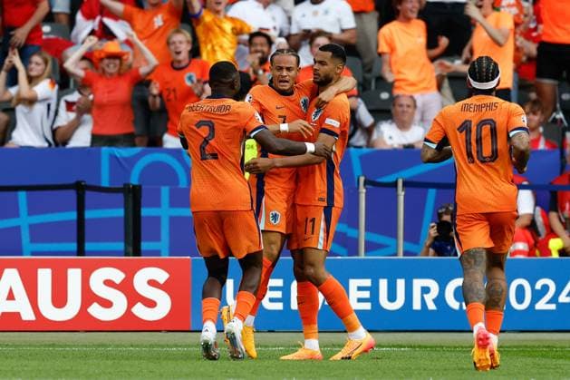 BERLIN, Olympia Stadium , 25-06-2024 , European Football Championship Euro2024, Group stage match no.31 between Netherlands and Austria, Netherlands player Lutsharel Geertruida, Netherlands player Xavi Simons, Netherlands player Cody Gakpo celebrating the 1-1 Netherlands - Austria (Euro2024)  x25596365x Copyright: