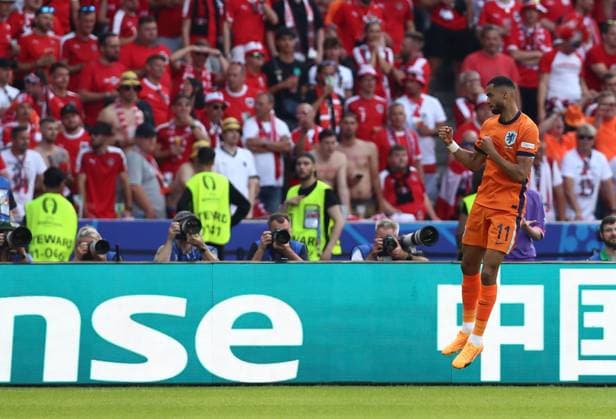 25 06 2024, xtgx, Football EM 2024, Netherlands Austria emspor, v l Cody Gakpo Netherlands celebrate the goal, Der Torjubel zum 1 1 DFL DFB REGULATIONS PROHIBIT ANY USE OF PHOTOGRAPHS as IMAGE SEQUENCES and or QUASI VIDEO Berlin