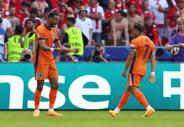 25 06 2024, xtgx, Football EM 2024, Netherlands Austria emspor, v l Cody Gakpo Netherlands , Xavi Simons Netherlands celebrate the goal, Der Torjubel zum 1 1 DFL DFB REGULATIONS PROHIBIT ANY USE OF PHOTOGRAPHS as IMAGE SEQUENCES and or QUASI VIDEO Berlin