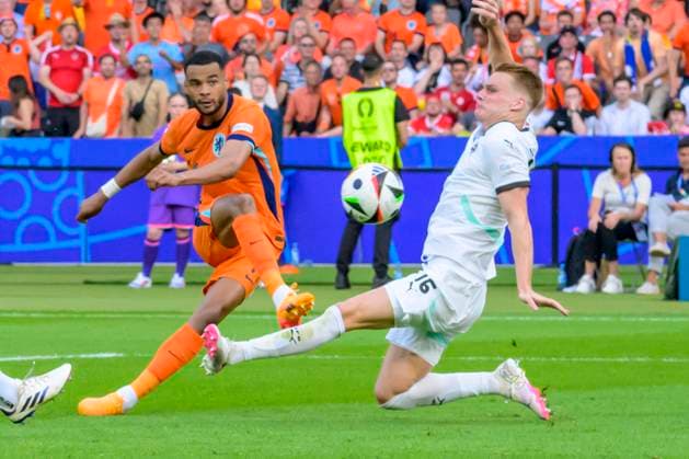 GER, Berlin, Soccer, Austria vs Netherlands, Group D, Group stage, UEFA EURO 2024, SP, Olympia Stadion Berlin, v l Cody Gakpo NED , Phillipp Mwene Austria , 1 1 equalizer by Cody Gakpo NED , goal, 25 06 2024, Copyright: HMBxMedia UwexKoch