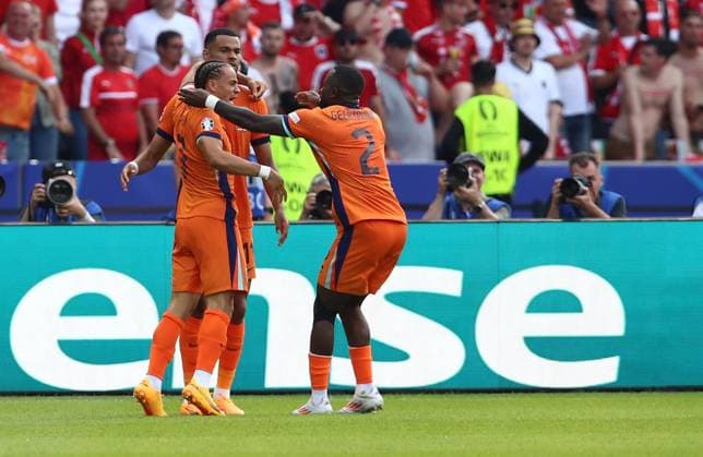 25 06 2024, xtgx, Football EM 2024, Netherlands Austria emspor, v l Cody Gakpo Netherlands , Xavi Simons Netherlands , Lutsharel Geertruida Netherlands celebrate the goal, Der Torjubel zum 1 1 DFL DFB REGULATIONS PROHIBIT ANY USE OF PHOTOGRAPHS as IMAGE SEQUENCES and or QUASI VIDEO Berlin