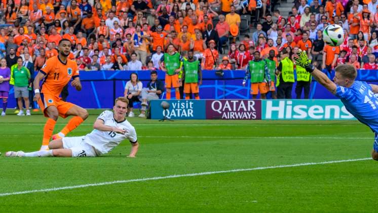 GER, Berlin, Soccer, Austria vs Netherlands, Group D, Group stage, UEFA EURO 2024, SP, Olympia Stadion Berlin, v l Cody Gakpo NED , Phillipp Mwene Austria , 1 1 equalizer by Cody Gakpo NED , Patrick Pentz Austria , goal, 25 06 2024, Copyright: HMBxMedia UwexKoch