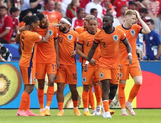 25 06 2024, xtgx, Football EM 2024, Netherlands Austria emspor, v l Cody Gakpo Netherlands , Xavi Simons Netherlands , Lutsharel Geertruida Netherlands celebrate the goal, Der Torjubel zum 1 1 DFL DFB REGULATIONS PROHIBIT ANY USE OF PHOTOGRAPHS as IMAGE SEQUENCES and or QUASI VIDEO Berlin
