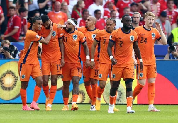 25 06 2024, xtgx, Football EM 2024, Netherlands Austria emspor, v l Cody Gakpo Netherlands , Xavi Simons Netherlands , Lutsharel Geertruida Netherlands celebrate the goal, Der Torjubel zum 1 1 DFL DFB REGULATIONS PROHIBIT ANY USE OF PHOTOGRAPHS as IMAGE SEQUENCES and or QUASI VIDEO Berlin