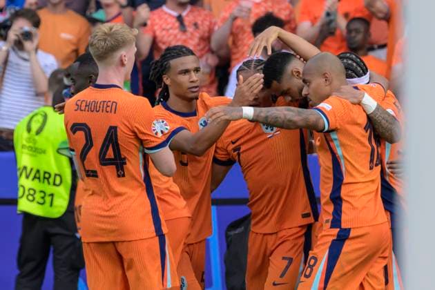 GER, Berlin, Soccer, Austria vs Netherlands, Group D, Group stage, UEFA EURO 2024, SP, Olympia Stadion Berlin, team cheer, goal, goal, cheer, goal celebration, joy, enthusiasm, celebrates, 1 1 equalizer by Cody Gakpo NED , Patrick Pentz Austria , goal, 25 06 2024, Copyright: HMBxMedia UwexKoch