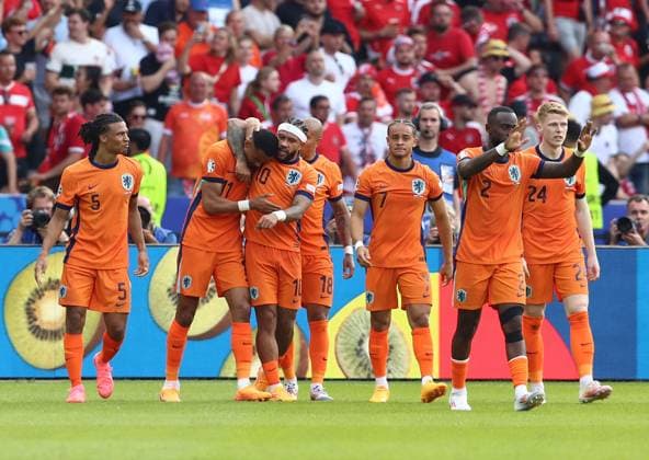 25 06 2024, xtgx, Football EM 2024, Netherlands Austria emspor, v l Cody Gakpo Netherlands , Xavi Simons Netherlands , Lutsharel Geertruida Netherlands celebrate the goal, Der Torjubel zum 1 1 DFL DFB REGULATIONS PROHIBIT ANY USE OF PHOTOGRAPHS as IMAGE SEQUENCES and or QUASI VIDEO Berlin