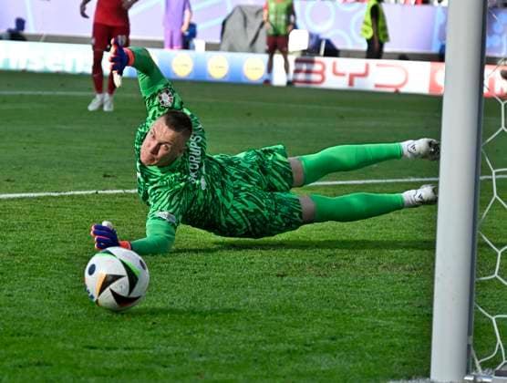 25 06 2024, Football UEFA EURO 2024, preliminary round, match day 3, France Poland, at the BVB Stadium in Dortmund, Lukasz Skorupski Poland chases after the ball