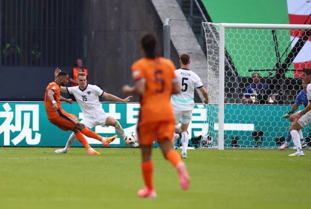 25 06 2024, xtgx, Football EM 2024, Netherlands Austria emspor, v l Cody Gakpo Netherlands , Philipp Lienhart Austria , Patrick Pentz Austria Goal scored, scored the goal to 1 1 UEFA REGULATIONS PROHIBIT ANY USE OF PHOTOGRAPHS as IMAGE SEQUENCES and or QUASI VIDEO Berlin