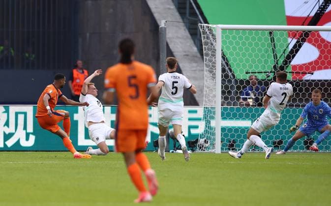 25 06 2024, xtgx, Football EM 2024, Netherlands Austria emspor, v l Cody Gakpo Netherlands , Philipp Lienhart Austria , Patrick Pentz Austria Goal scored, scored the goal to 1 1 UEFA REGULATIONS PROHIBIT ANY USE OF PHOTOGRAPHS as IMAGE SEQUENCES and or QUASI VIDEO Berlin
