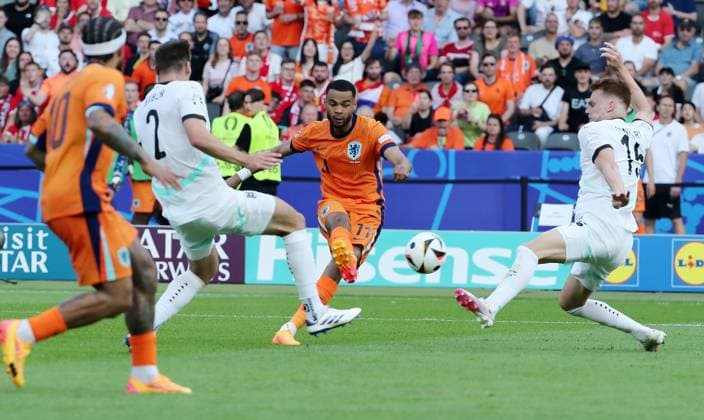 Cody Gakpo scores the goal to equalize 1 1, Philipp Lienhart duel Match scene Action Sport Football Soccer European Championship Euro 2024 European Championship Men Season 2023 2024 25 06 2024 Netherlands NED vs Austria AUT in Berlin DFL regulations prohibit any use of photographs as image sequences and or quasi video