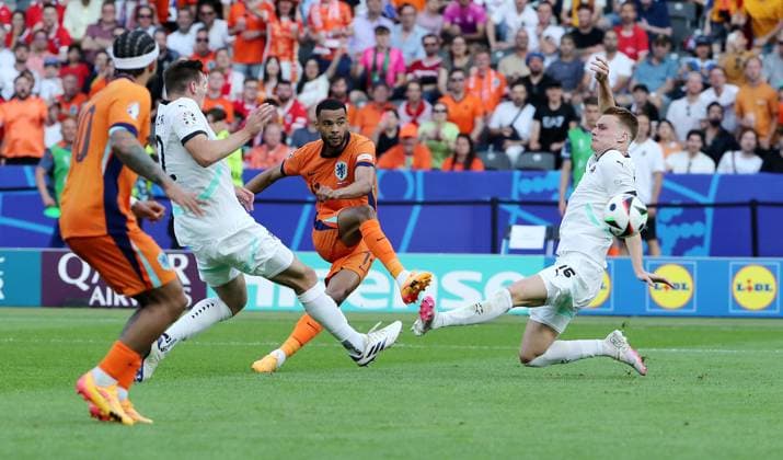 Cody Gakpo scores the goal to equalize 1 1, Philipp Lienhart duel Match scene Action Sport Football Soccer European Championship Euro 2024 European Championship Men Season 2023 2024 25 06 2024 Netherlands NED vs Austria AUT in Berlin DFL regulations prohibit any use of photographs as image sequences and or quasi video