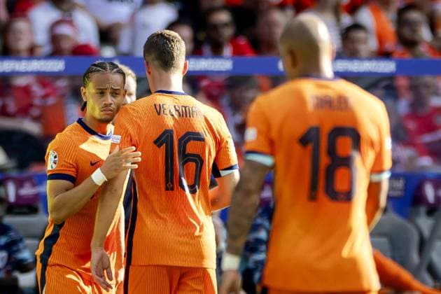 BERLIN - Xavi Simons of Holland consoles Joey Veerman of Holland (l-r) during the UEFA EURO, EM, Europameisterschaft,Fussball 2024 group D match between the Netherlands and Austria at the Olympiastadion on June 25, 2024 in Berlin, Germany. ANP KOEN VAN WEEL UEFA EURO 2024 2024 xVIxANPxSportx xxANPxIVx 502044947 originalFilename: 502044947.jpg