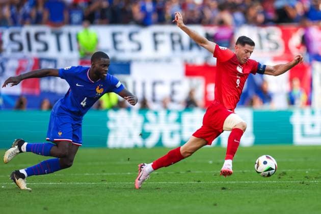 DORTMUND 25.06.2024 MECZ III RUNDA GRUPA D MISTRZOSTW EUROPY 2024: FRANCJA - POLSKA --- THIRD ROUND GROUP D UEFA EURO, EM, Europameisterschaft,Fussball 2024 MATCH IN DORTMUND: FRANCE - POLAND NZ ROBERT LEWANDOWSKI DAYOT UPAMECANO FOT. PATRYK PINDRAL 400MM.PL NEWSPIX.PL --- Newspix.pl  20240625_PP83_101A5301