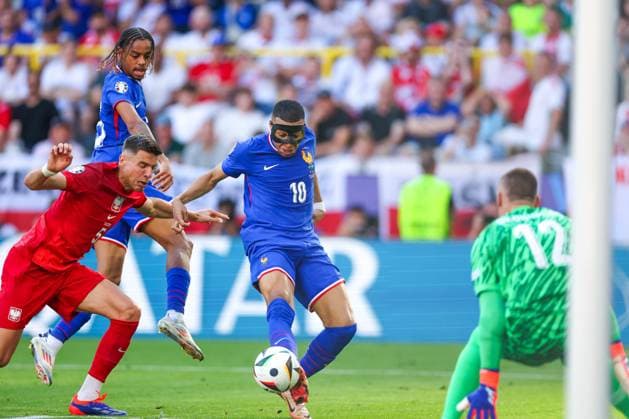 DORTMUND 25.06.2024 MECZ III RUNDA GRUPA D MISTRZOSTW EUROPY 2024: FRANCJA - POLSKA --- THIRD ROUND GROUP D UEFA EURO, EM, Europameisterschaft,Fussball 2024 MATCH IN DORTMUND: FRANCE - POLAND NZ KYLIAN MBAPPE BRADLEY BARCOLA JAN BEDNAREK FOT. PATRYK PINDRAL 400MM.PL NEWSPIX.PL --- Newspix.pl  20240625_PP83_101A5929