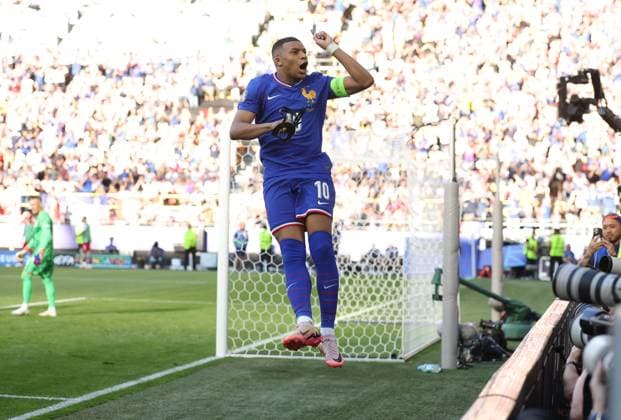 Kylian Mbappà of France celebrates scoring a penalty to make it 1-0 France v Poland, UEFA European Championship, EM, Europameisterschaft 2024, Group D, Football, BVB Stadion, Dortmund, Germany, 25 Jun 2024 EDITORIAL USE ONLY No use with unauthorised audio, video, data, fixture lists, club league logos or live services. Online in-match use limited to 120 images, no video emulation. No use in betting, games or single club league player publications. Copyright: xPaulxCurrie Shutterstockx 14555523cw