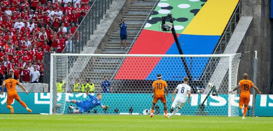 Football, Men, Season 2023 24, UEFA Euro EM 2024, Group D 3 Matchday in Berlin, Netherlands Austria, Cody Gakpo not in picture, Netherlands scores the goal to 1 1 against goalkeeper Patrick Pentz Austria , 25 06 2024, Copyright: xMatthiasxKochx