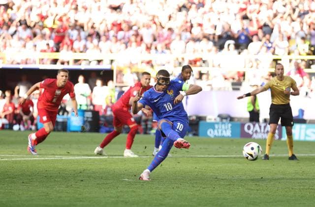 Kylian Mbappà of France scores a penalty to make it 1-0 France v Poland, UEFA European Championship, EM, Europameisterschaft 2024, Group D, Football, BVB Stadion, Dortmund, Germany, 25 Jun 2024 EDITORIAL USE ONLY No use with unauthorised audio, video, data, fixture lists, club league logos or live services. Online in-match use limited to 120 images, no video emulation. No use in betting, games or single club league player publications. Copyright: xPaulxCurrie Shutterstockx 14555523cy