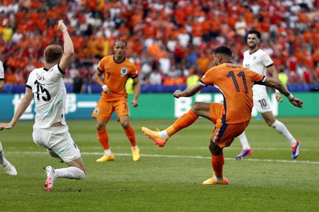 BERLIN - Cody Gakpo of Holland scores the 1-1 during the UEFA EURO, EM, Europameisterschaft,Fussball 2024 group D match between the Netherlands and Austria at the Olympiastadion on June 25, 2024 in Berlin, Germany. ANP MAURICE VAN STEEN UEFA EURO 2024 2024 xVIxANPxSportx xxANPxIVx 502045059 originalFilename: 502045059.jpg
