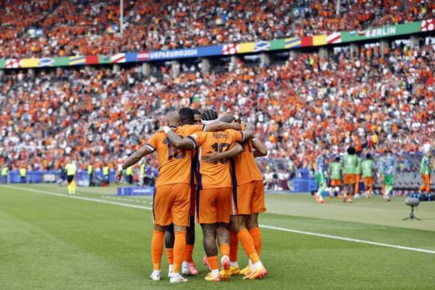 BERLIN - The Netherlands celebrate Cody Gakpo s 1-1 during the UEFA EURO, EM, Europameisterschaft,Fussball 2024 group D match between the Netherlands and Austria at the Olympiastadion on June 25, 2024 in Berlin, Germany. ANP MAURICE VAN STEEN UEFA EURO 2024 2024 xVIxANPxSportx xxANPxIVx 502045105 originalFilename: 502045105.jpg