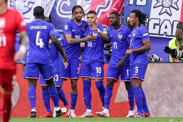 2024-06-25 France v Poland - Group D - UEFA EURO, EM, Europameisterschaft,Fussball 2024 DORTMUND, GERMANY - JUNE 25: Kylian Mbappe of France takes off his mask and celebrates the first goal with his teammates during the Group D - UEFA EURO 2024 match between France and Poland at BVB Stadion Dortmund on June 25, 2024 in Dortmund, Germany. (Photo by Joris Verwijst BSR Agency) Dortmund Germany Content not available for redistribution in The Netherlands directly or indirectly through any third parties. Copyright: xBSRxAgencyx