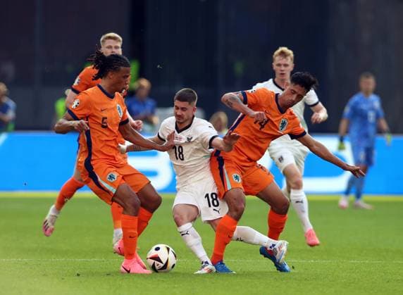 25 06 2024, xtgx, European Football Championship 2024, Netherlands Austria emspor, v l Nathan Ake Netherlands , Romano Schmid Austria , Tijjani Reijnders Netherlands UEFA REGULATIONS PROHIBIT ANY USE OF PHOTOGRAPHS as IMAGE SEQUENCES and or QUASI VIDEO Berlin