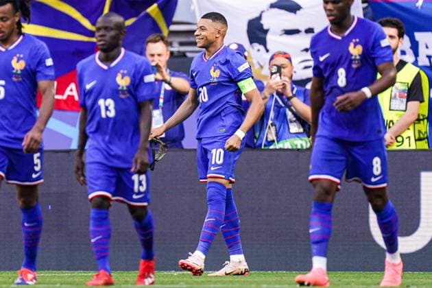 2024-06-25 France v Poland - Group D - UEFA EURO, EM, Europameisterschaft,Fussball 2024 DORTMUND, GERMANY - JUNE 25: Kylian Mbappe of France takes off his mask and celebrates the first goal with his teammates during the Group D - UEFA EURO 2024 match between France and Poland at BVB Stadion Dortmund on June 25, 2024 in Dortmund, Germany. (Photo by Joris Verwijst BSR Agency) Dortmund Germany Content not available for redistribution in The Netherlands directly or indirectly through any third parties. Copyright: xBSRxAgencyx
