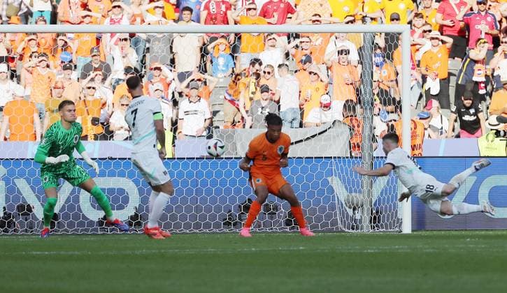 Romano Schmid scores the goal for 1 2 against goalkeeper Bart Verbruggen duel Match scene Action Sport Football Soccer European Championship Euro 2024 European Championship Men Season 2023 2024 25 06 2024 Netherlands NED vs Austria AUT in Berlin DFL regulations prohibit any use of photographs as image sequences and or quasi video