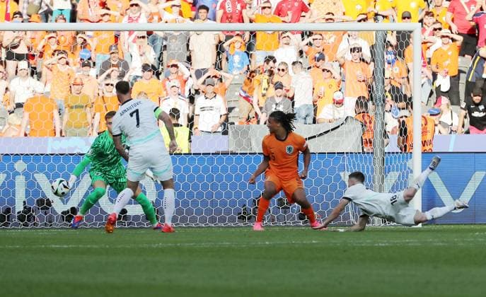 Romano Schmid scores the goal for 1 2 against goalkeeper Bart Verbruggen duel Match scene Action Sport Football Soccer European Championship Euro 2024 European Championship Men Season 2023 2024 25 06 2024 Netherlands NED vs Austria AUT in Berlin DFL regulations prohibit any use of photographs as image sequences and or quasi video