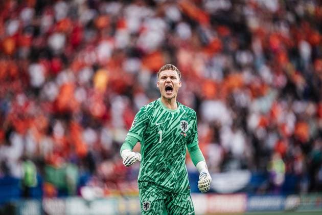 Soccer Men UEFA European Football Championship 2024 Group D Netherlands vs Austria 25 06 2024 Bart Verbruggen 1, Netherlands cheers Berlin Olympiastadion Berlin Germany