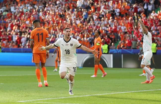 25 06 2024, xtgx, Football EM 2024, Netherlands Austria emspor, v l Romano Schmid Oesterreich celebrate the goal, Der Torjubel zum 2 1 UEFA REGULATIONS PROHIBIT ANY USE OF PHOTOGRAPHS as IMAGE SEQUENCES and or QUASI VIDEO Berlin