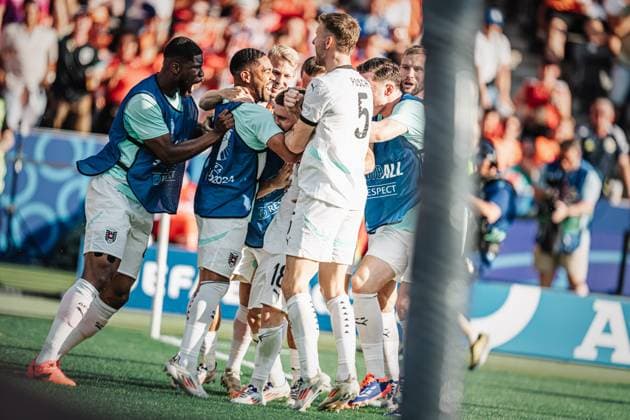 Soccer Men UEFA European Football Championship 2024 Group D Netherlands vs Austria 25 06 2024 Goalscorer Romano Schmid 18, Austria is celebrated by his team Berlin Olympiastadion Berlin Germany